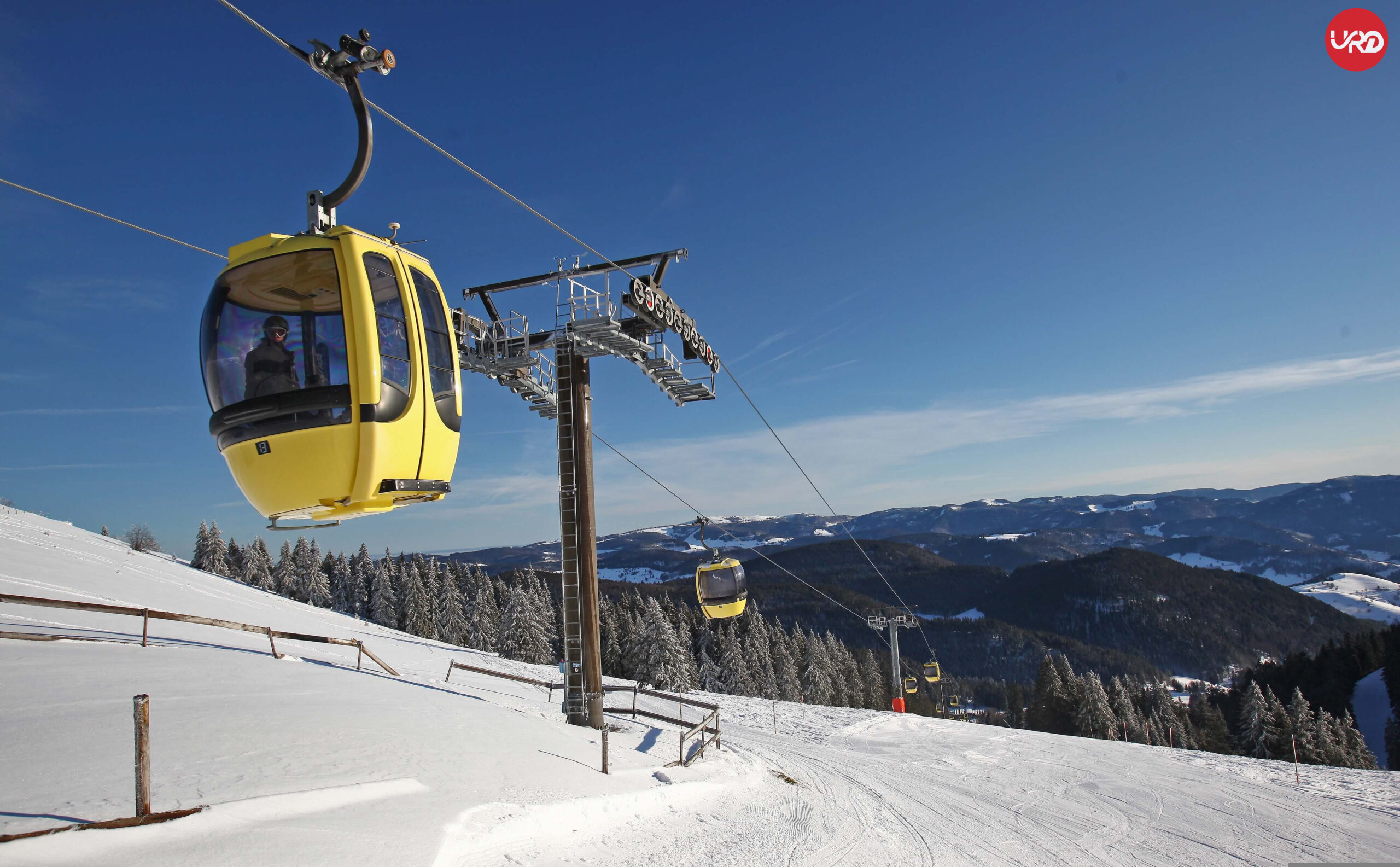 """Kashmir's Alpine Treasures: Pahalgam, Gulmarg,Srinagar Houseboat KashmirTour Package"" "
