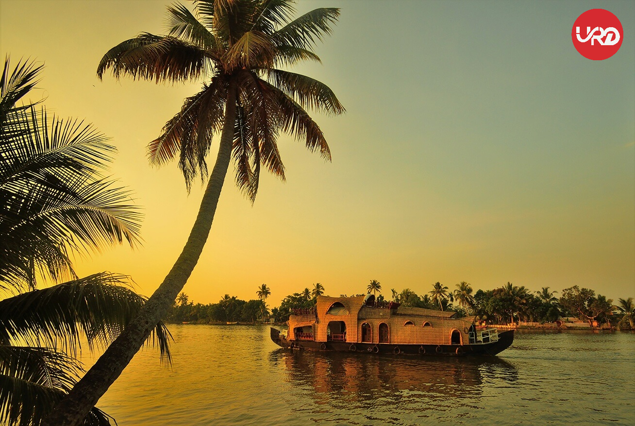 Scenic Wonders: Munnar and Alleppey Kerala Tour Package